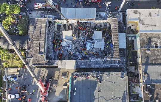 도미니카공화국 수도 산토도밍고 소재 나이트클럽 지붕 붕괴 현장에서 생존자 수색 작업이 펼쳐지고 있습니다. AP 연합뉴스